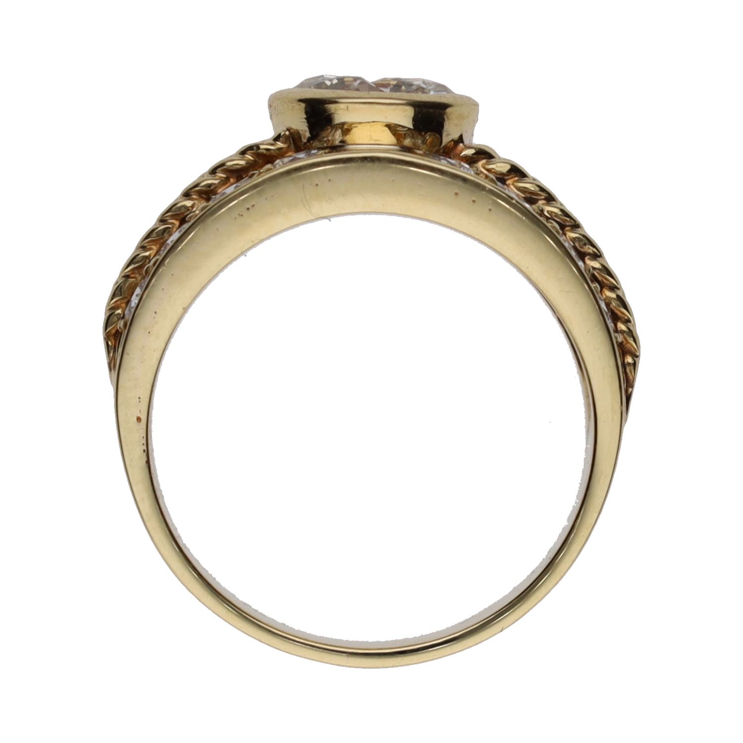 Sortija en oro amarillo y brillantes. Talla 12.