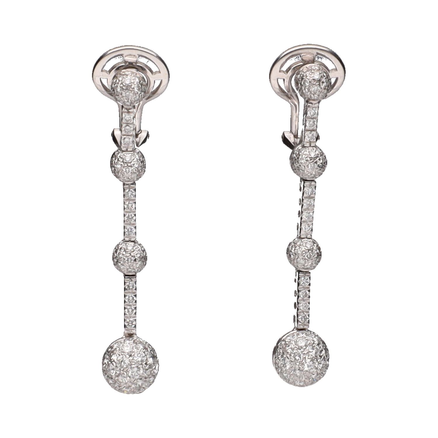 Pendientes largos en oro blanco y brillantes.