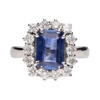 Sortija en oro blanco con zafiro y brillantes.