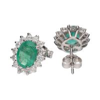 Pendientes en oro blanco con esmeraldas y orla de brillantes.