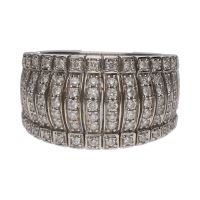 Sortija ancha en oro blanco con filas de brillantes. Talla 16.