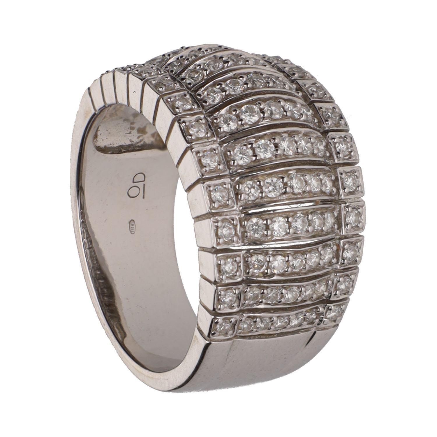 Sortija ancha en oro blanco con filas de brillantes. Talla 16.