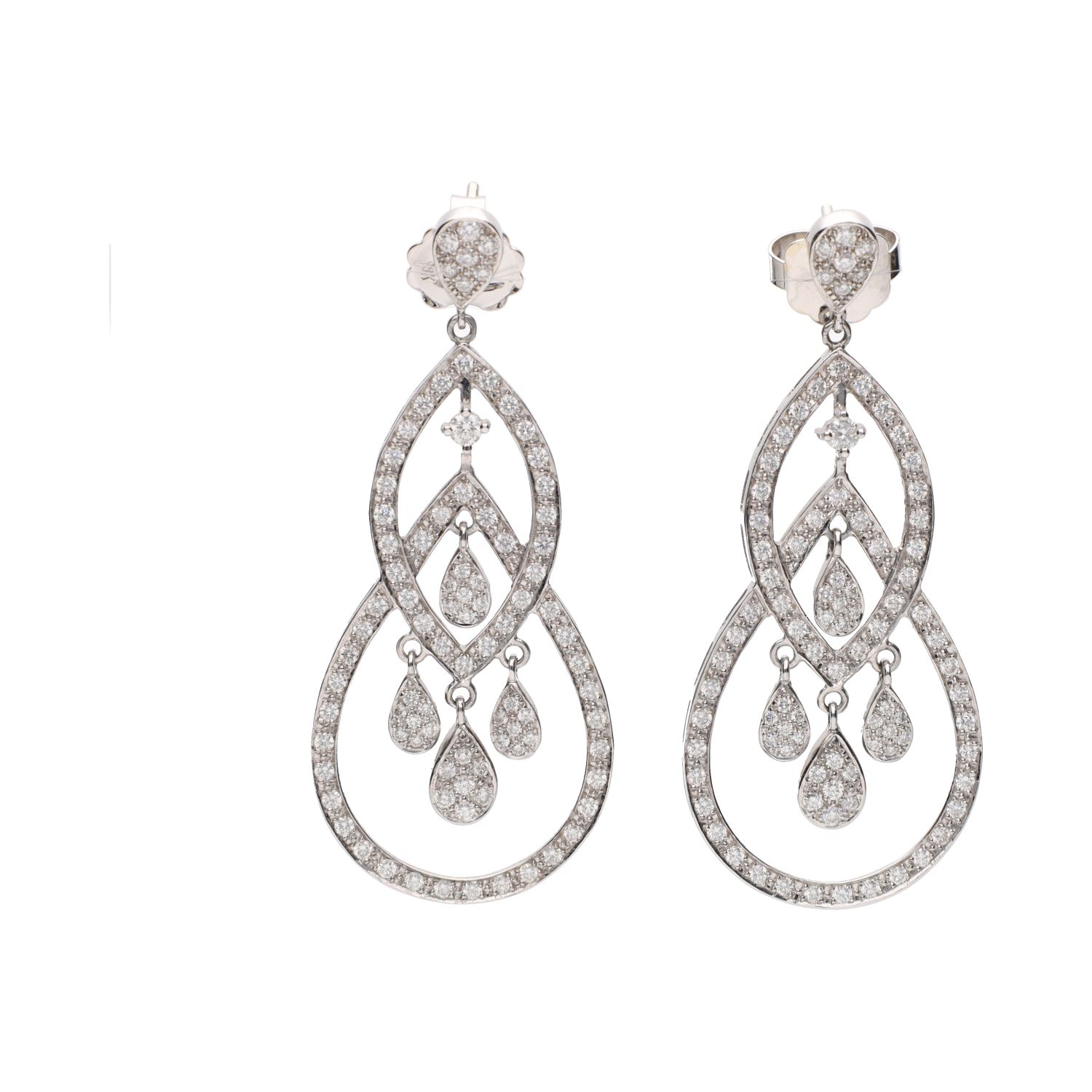 Pendientes largos en oro blanco con brillantes.