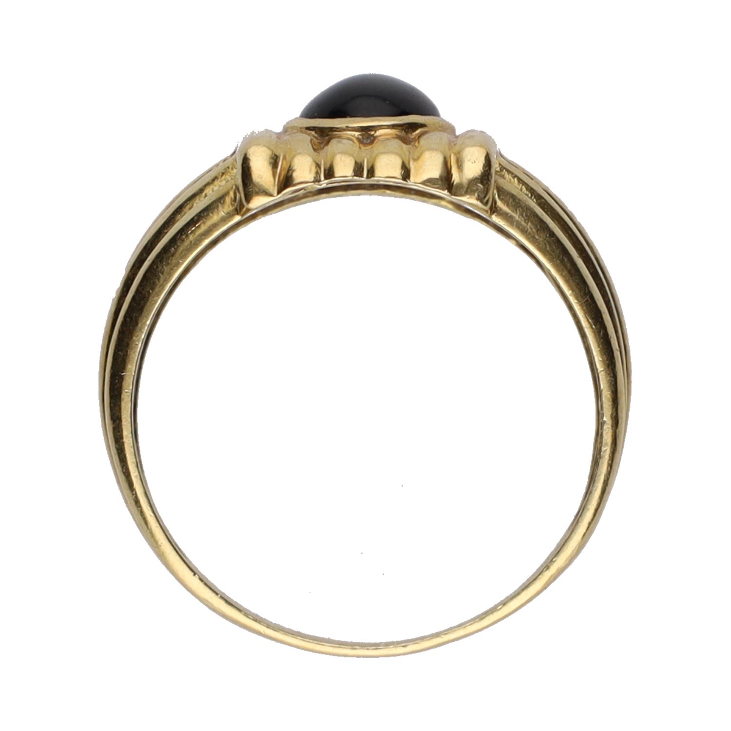 Sortija en oro amarillo y onix. Talla 17.