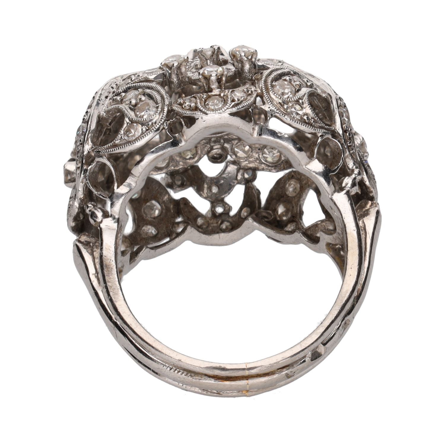 Sortija antigua en oro blanco y brillantes. Talla 10.