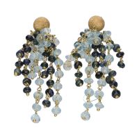 Pendientes largos en oro amarillo con bolitas de topacios y zafiros.