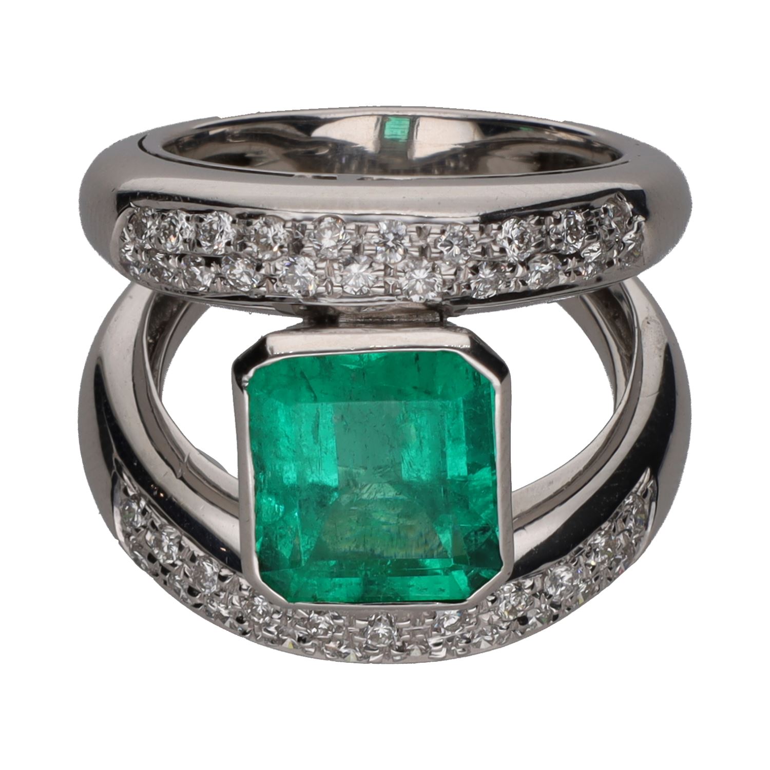 Sortija en oro blanco con esmeralda y brillantes. Talla 12.