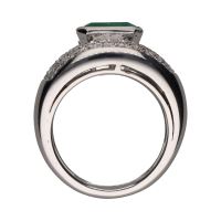 Sortija en oro blanco con esmeralda y brillantes. Talla 12.