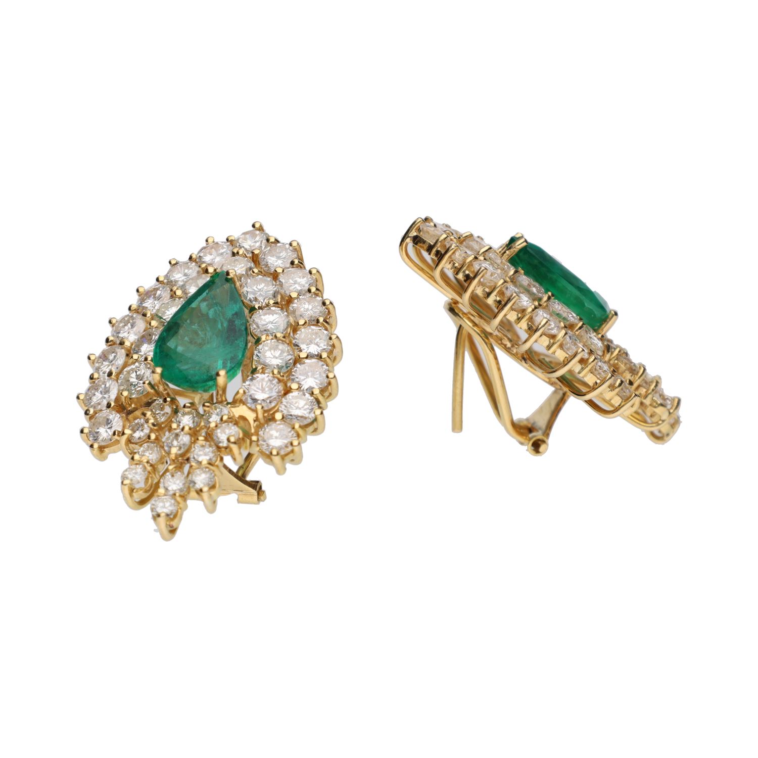 Pendientes en oro amarillo con esmeraldas y brillantes.