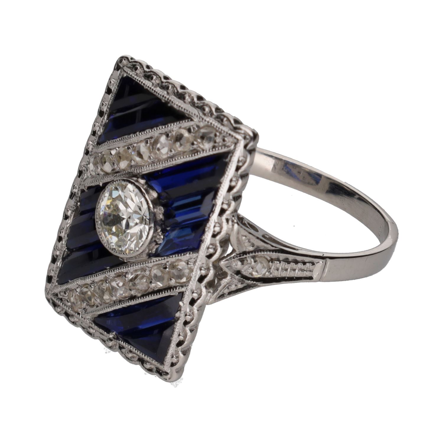 Sortija en oro blanco con zafiros y brillantes. Talla 14.