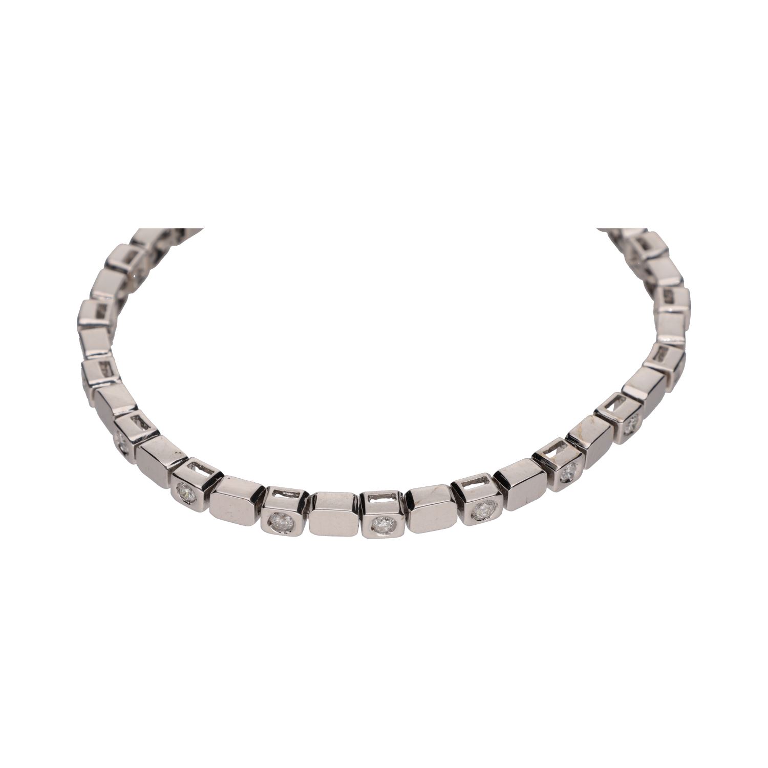 Pulsera tipo riviere en oro blanco con brillantes en chatón.