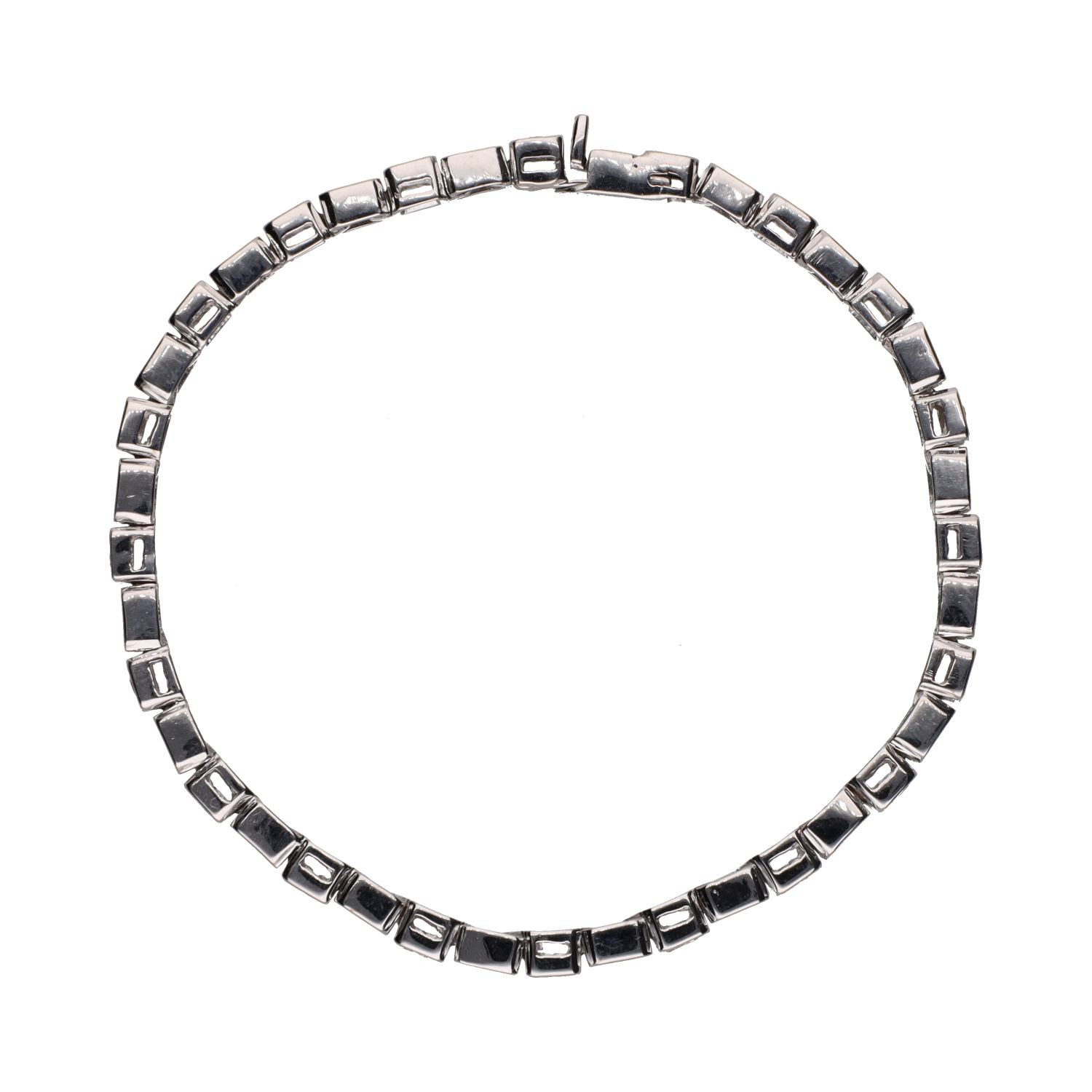 Pulsera tipo riviere en oro blanco con brillantes en chatón.