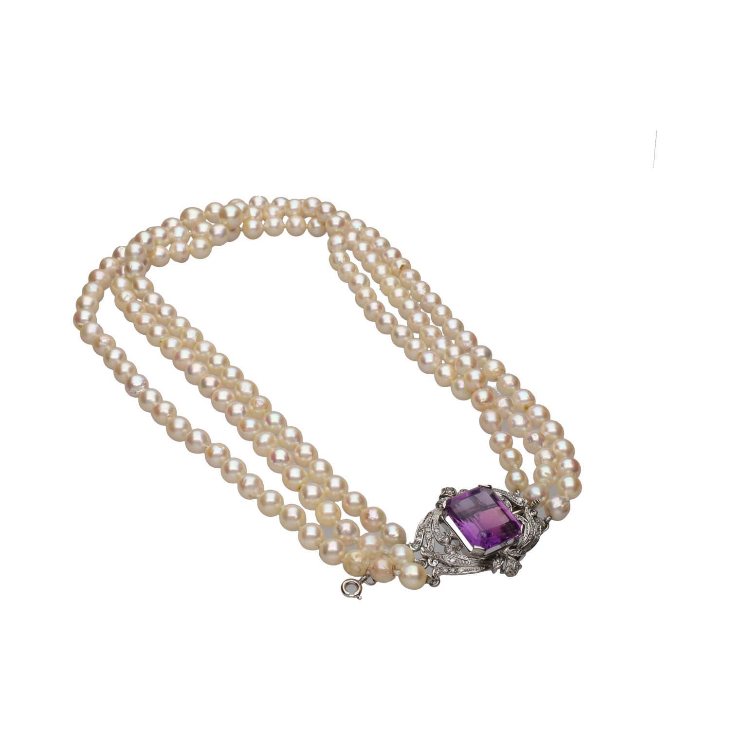 Collar de perlas con broche en oro blanco con amatista y diamantes.