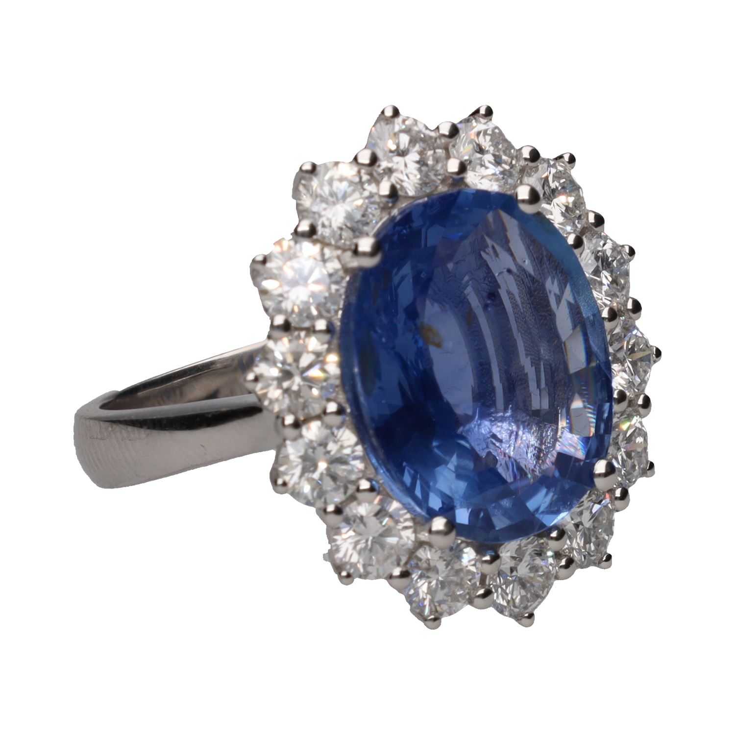 Sortija en oro blanco con zafiro y brillantes.