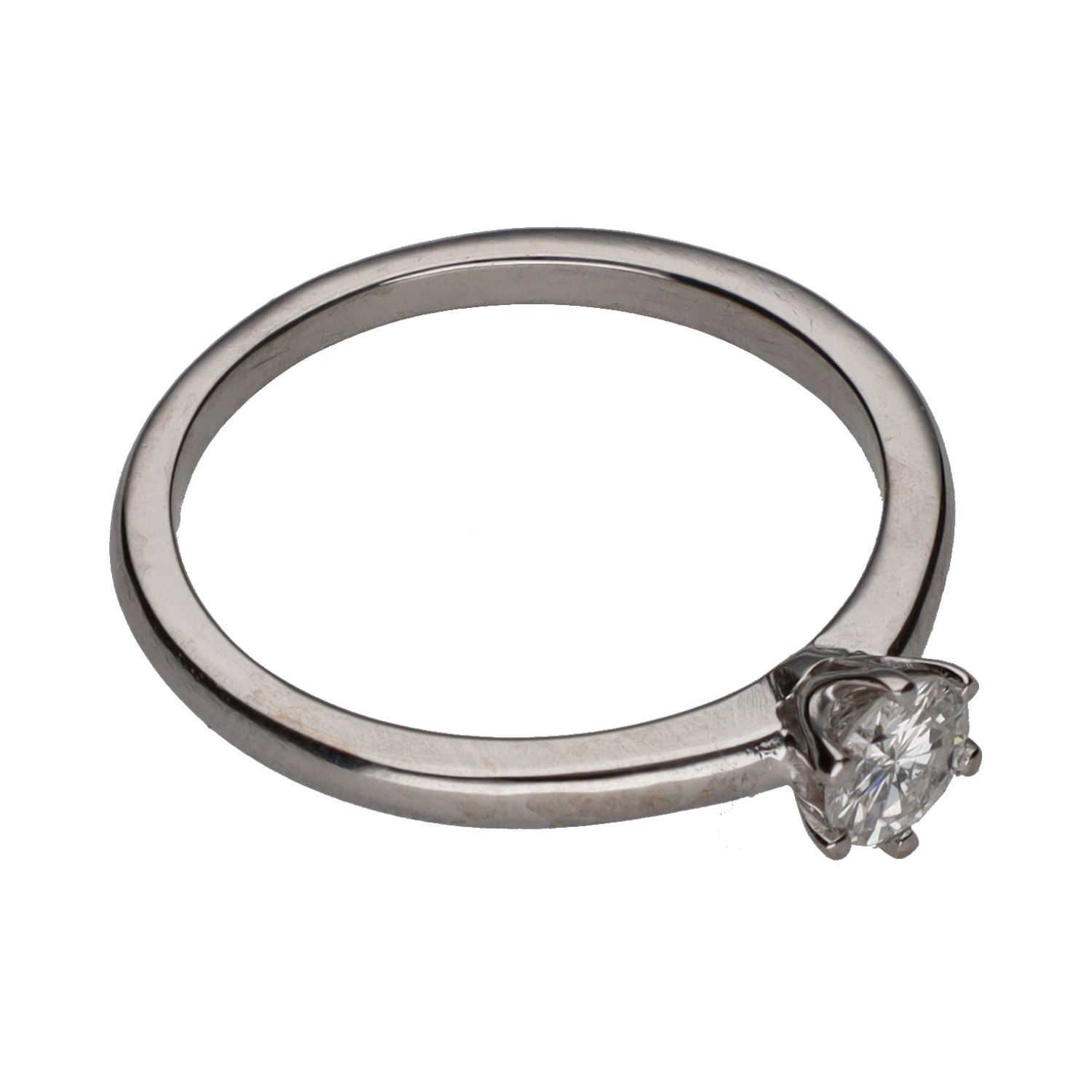 Sortija solitario en oro blanco con brillante.