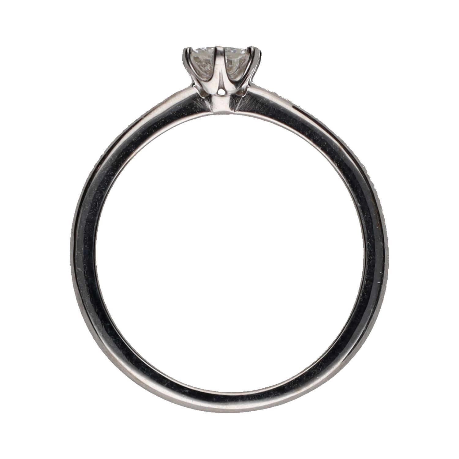 Sortija solitario en oro blanco con brillante.