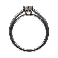 Sortija solitario en oro blanco con brillantes.