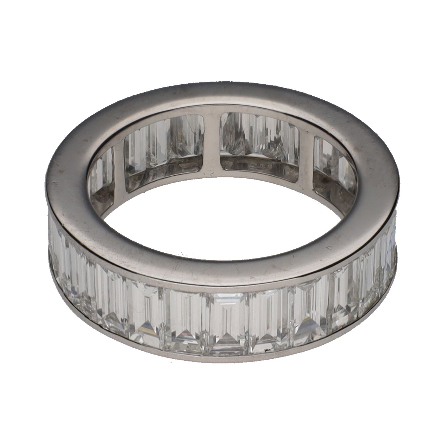 Sortija alianza infinity en oro blanco con baguettes. Talla 11.