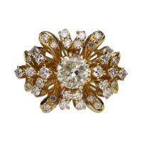 Sortija en oro amarillo con brillante central y detalles con brillantes. Talla 7.