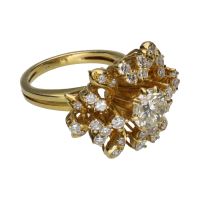 Sortija en oro amarillo con brillante central y detalles con brillantes. Talla 7.