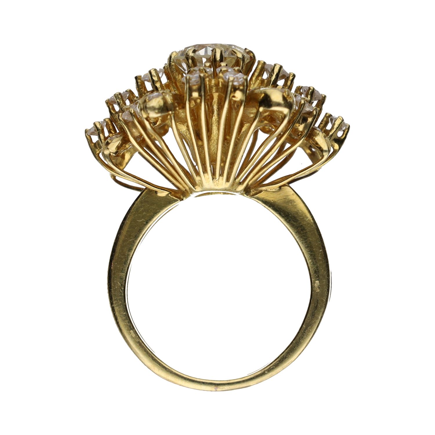 Sortija en oro amarillo con brillante central y detalles con brillantes. Talla 7.