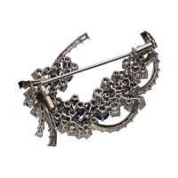 Broche en oro blanco con zafiros y brillantes.