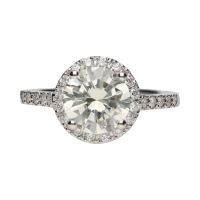 Solitario en oro blanco con brillante central y brillantes en orla y brazos. Talla 13.