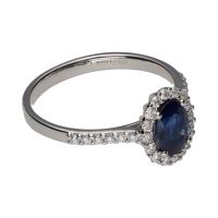 Sortija en oro blanco con zafiro central y brillantes en orla y brazos. Talla 15.