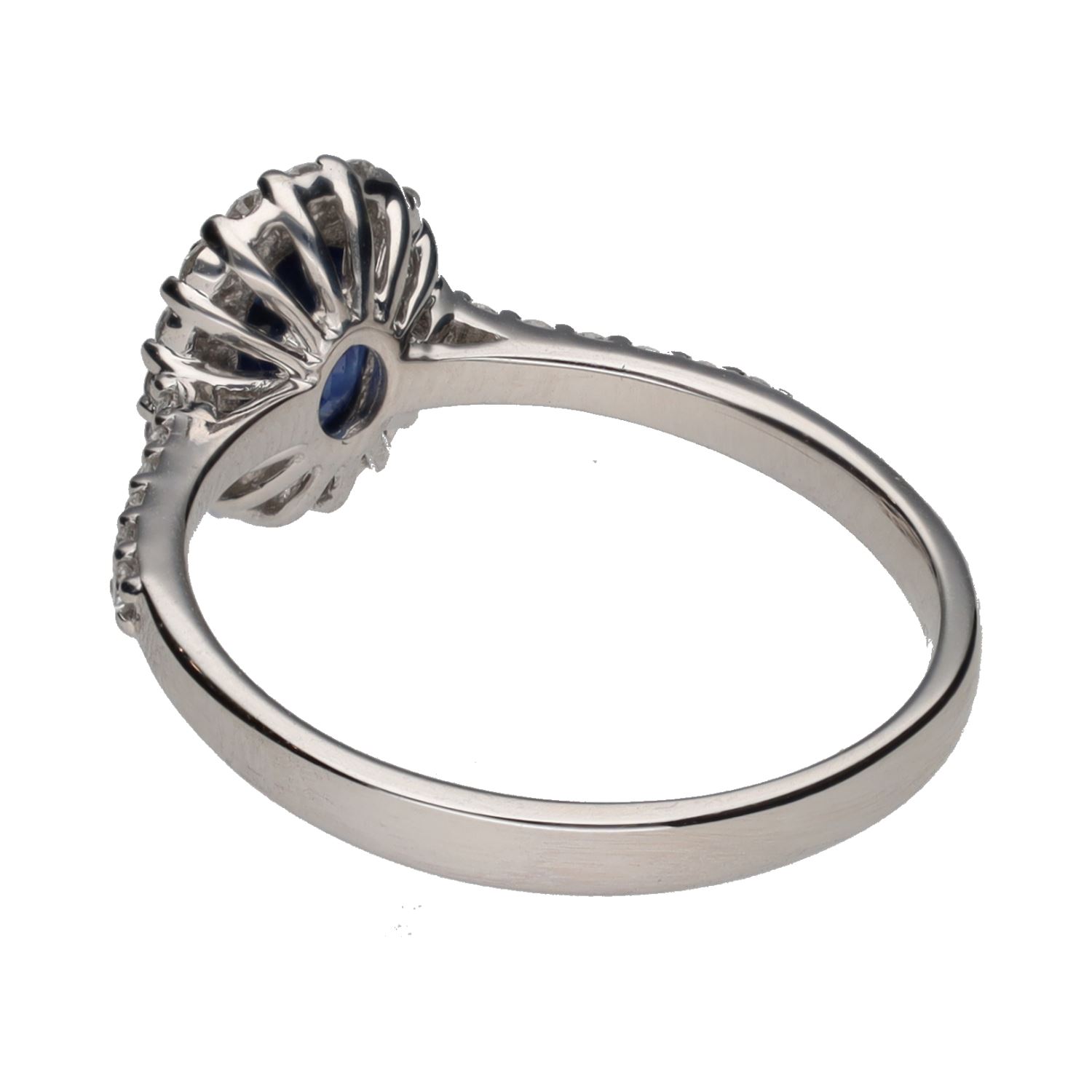 Sortija en oro blanco con zafiro central y brillantes en orla y brazos. Talla 15.