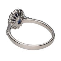 Sortija en oro blanco con zafiro central y brillantes en orla y brazos. Talla 15.