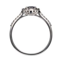 Sortija en oro blanco con zafiro central y brillantes en orla y brazos. Talla 15.