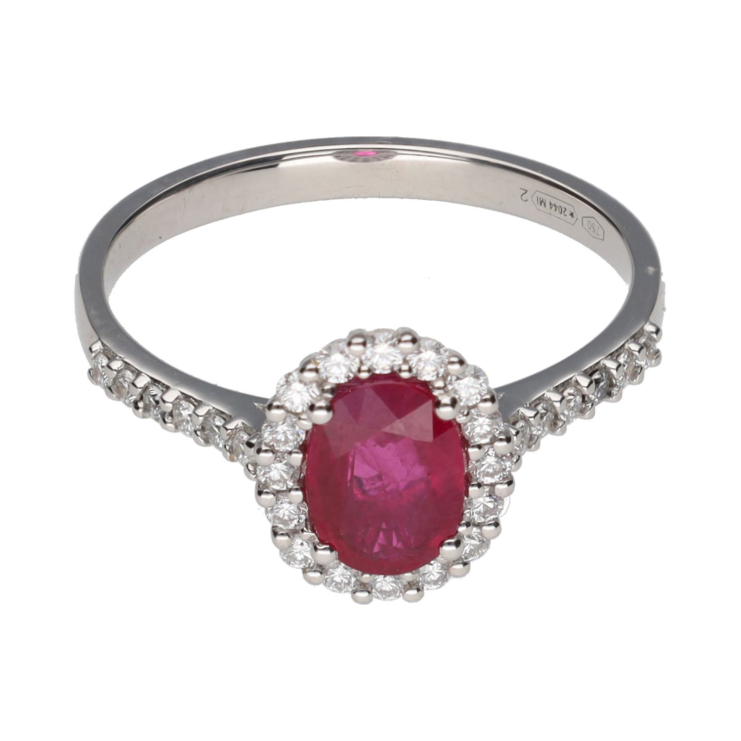 Sortija en oro blanco con rubí central y brillantes en orla y brazos. Talla 14.