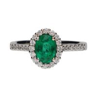 Sortija en oro blanco con esmeralda central y brillantes en orla y brazos. Talla 15.