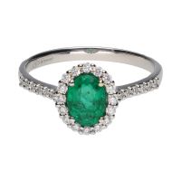 Sortija en oro blanco con esmeralda central y brillantes en orla y brazos. Talla 15.