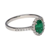 Sortija en oro blanco con esmeralda central y brillantes en orla y brazos. Talla 15.