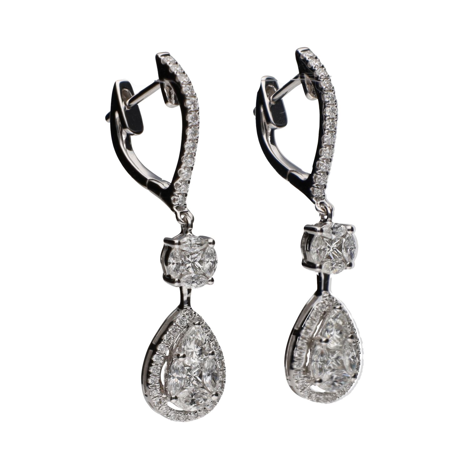 Pendientes largos en oro blanco con diamantes.