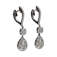 Pendientes largos en oro blanco con diamantes.