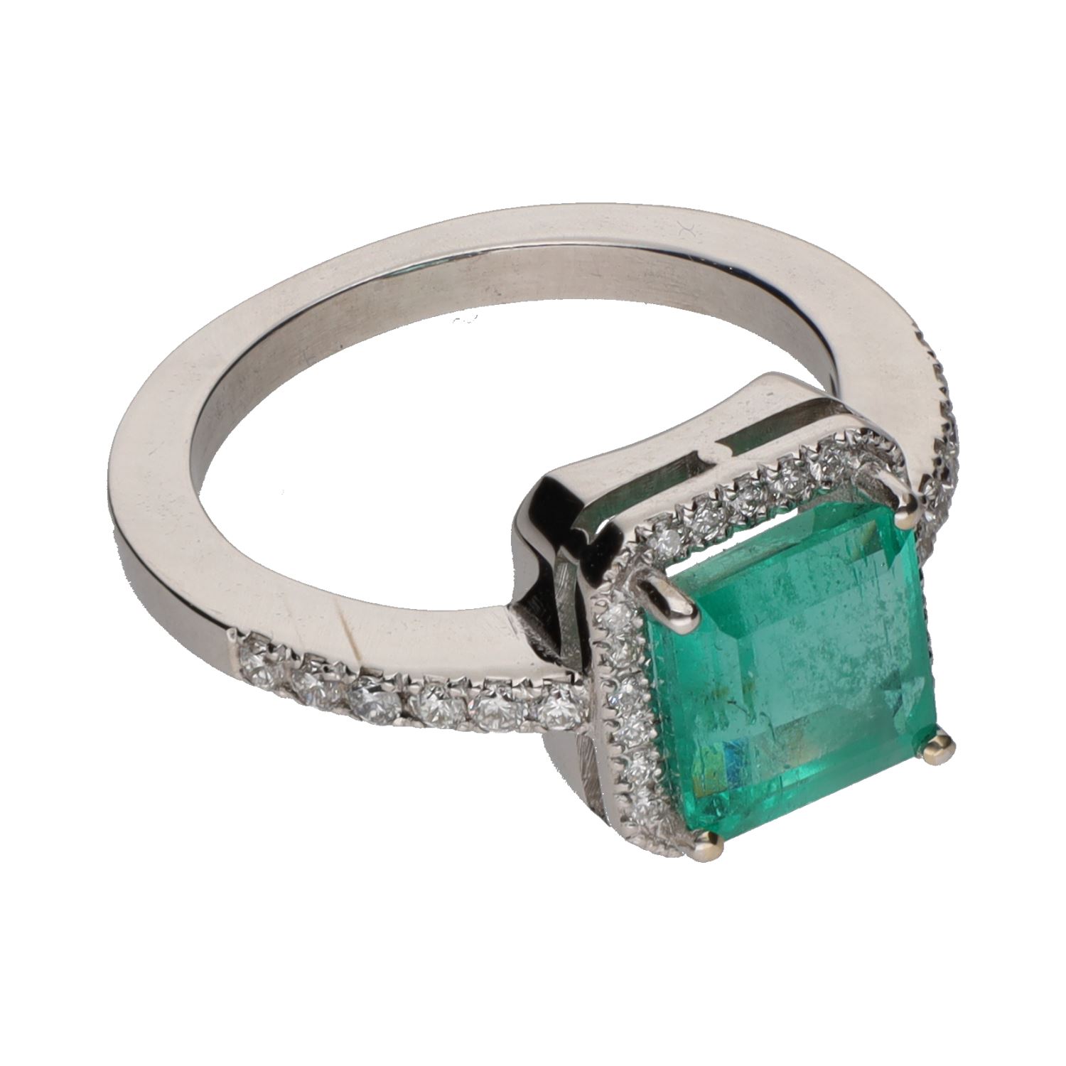 Sortija con esmeralda central y brillantes en orla y brazos. Talla 13.