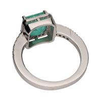 Sortija con esmeralda central y brillantes en orla y brazos. Talla 13.