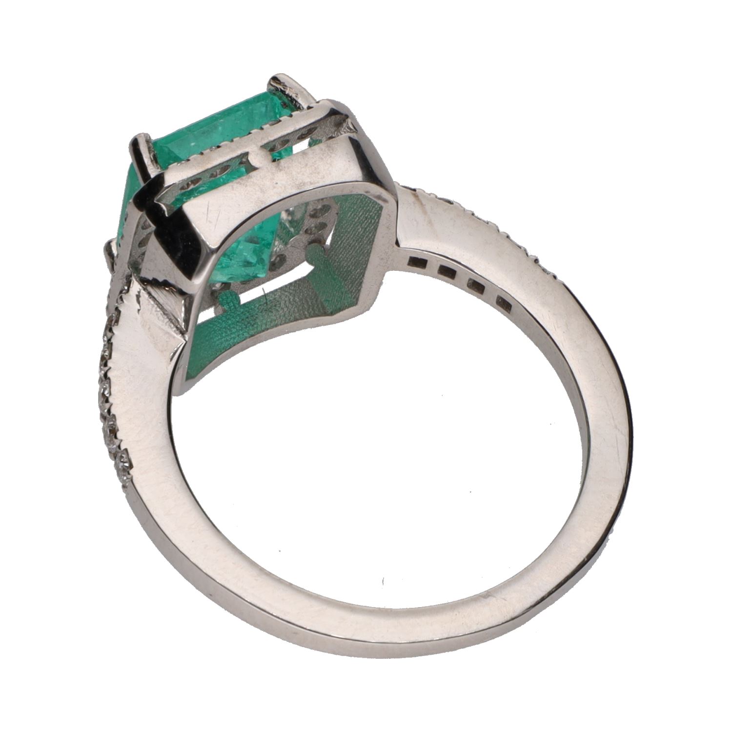 Sortija con esmeralda central y brillantes en orla y brazos. Talla 13.