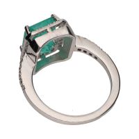 Sortija con esmeralda central y brillantes en orla y brazos. Talla 13.