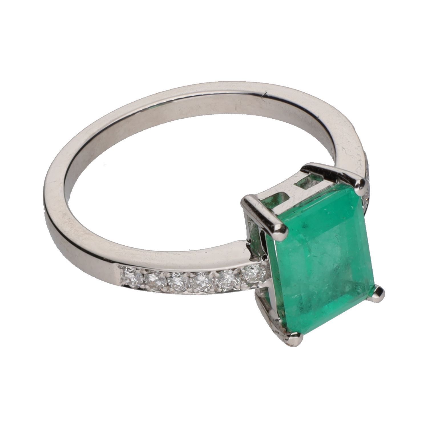 Sortija con esmeralda central y brillantes en brazos. Talla 13.