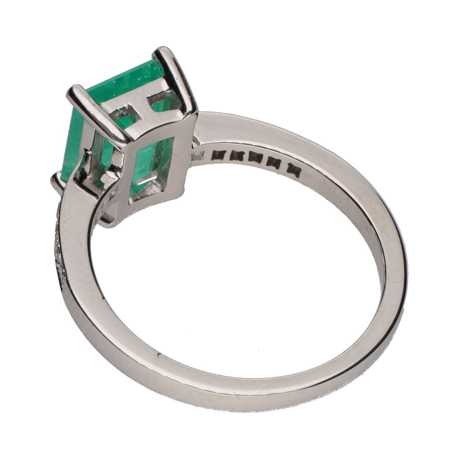 Sortija con esmeralda central y brillantes en brazos. Talla 13.