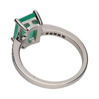 Sortija con esmeralda central y brillantes en brazos. Talla 13.