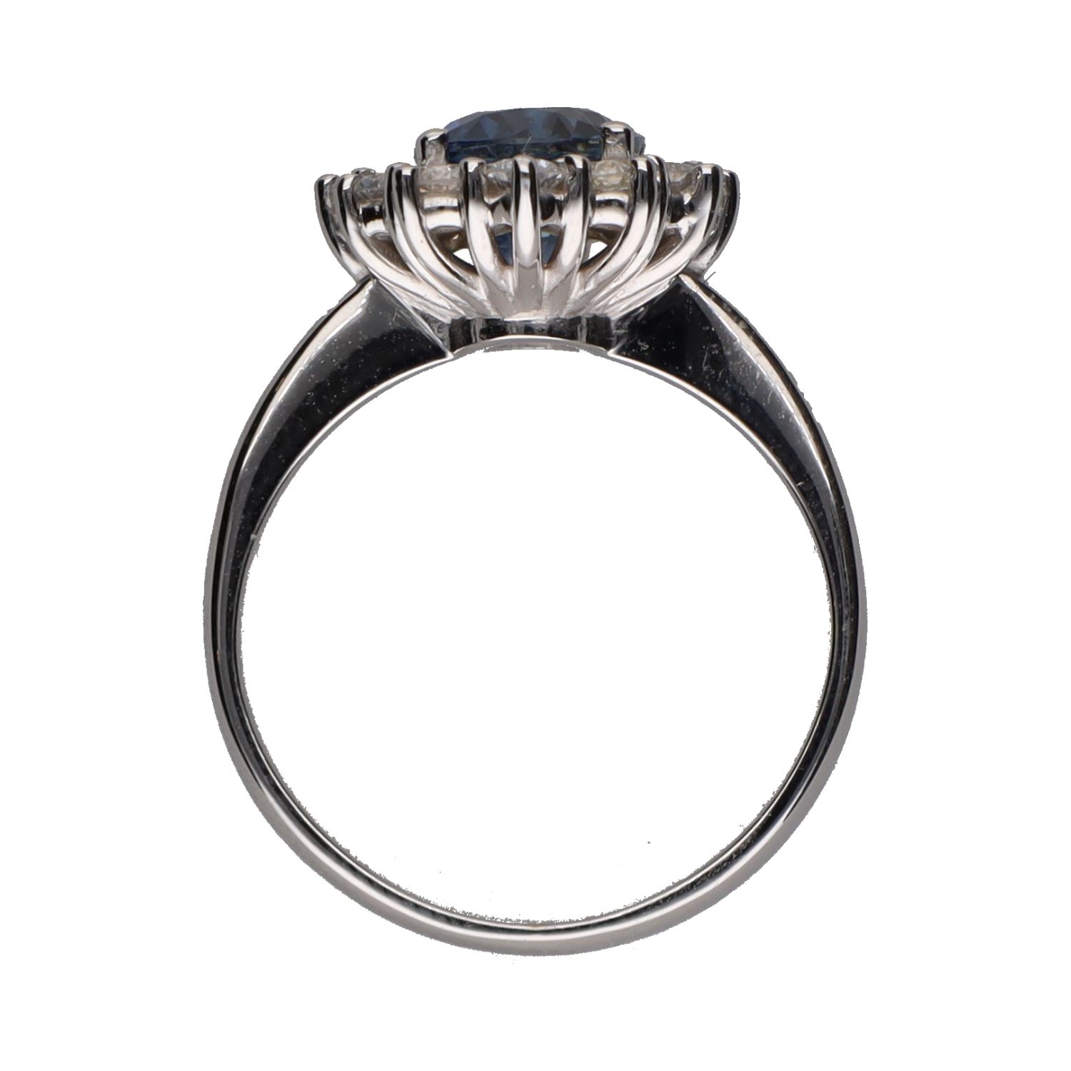 Sortija con zafiro central y brillantes en orla. Talla 14.