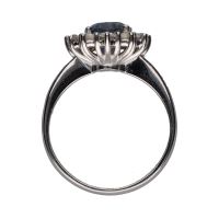 Sortija con zafiro central y brillantes en orla. Talla 14.