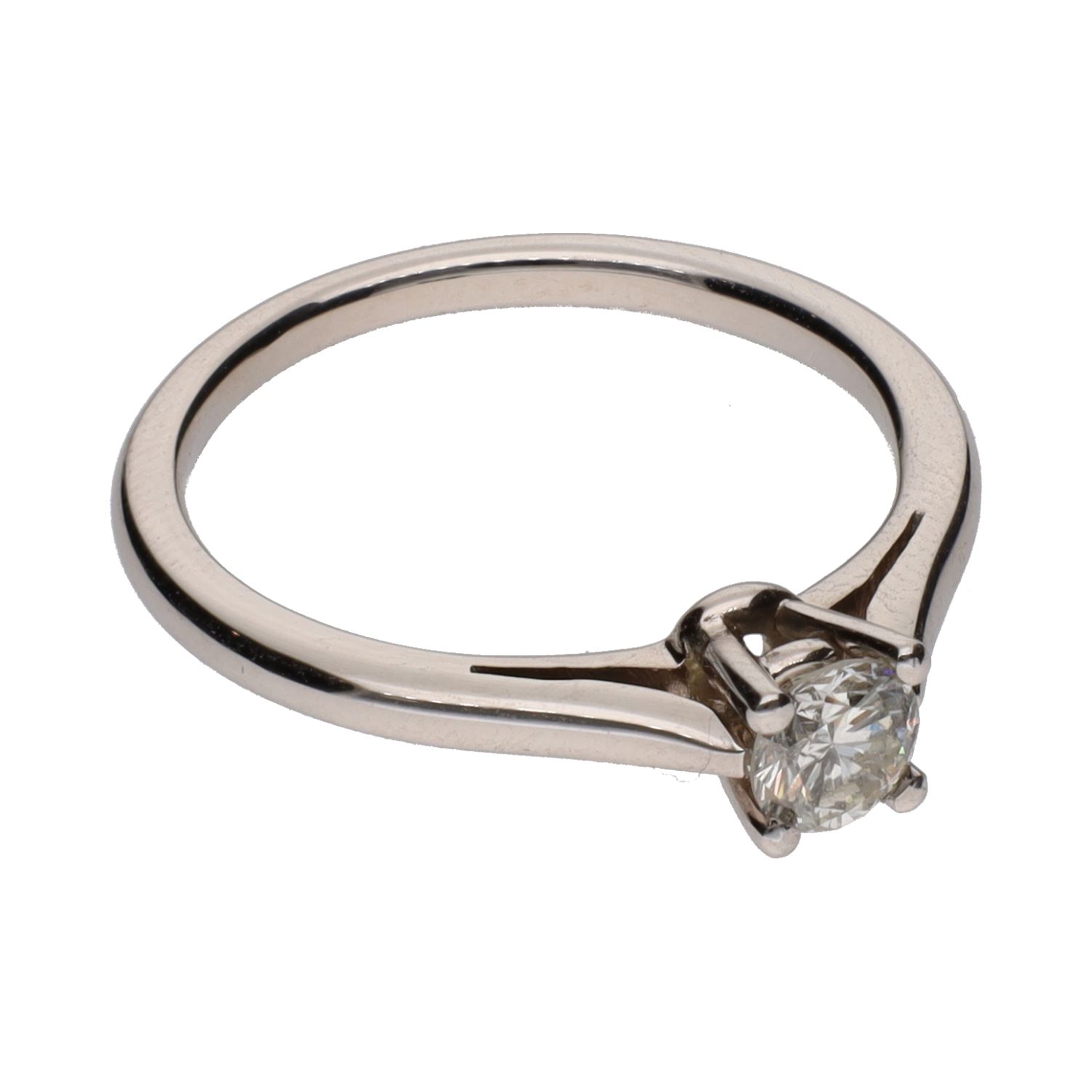Sortija solitario en oro blanco con un brillante. Talla 12.