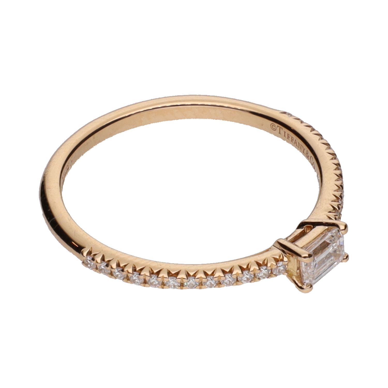 Sortija solitario en oro rosa con diamantes. Talla 13.