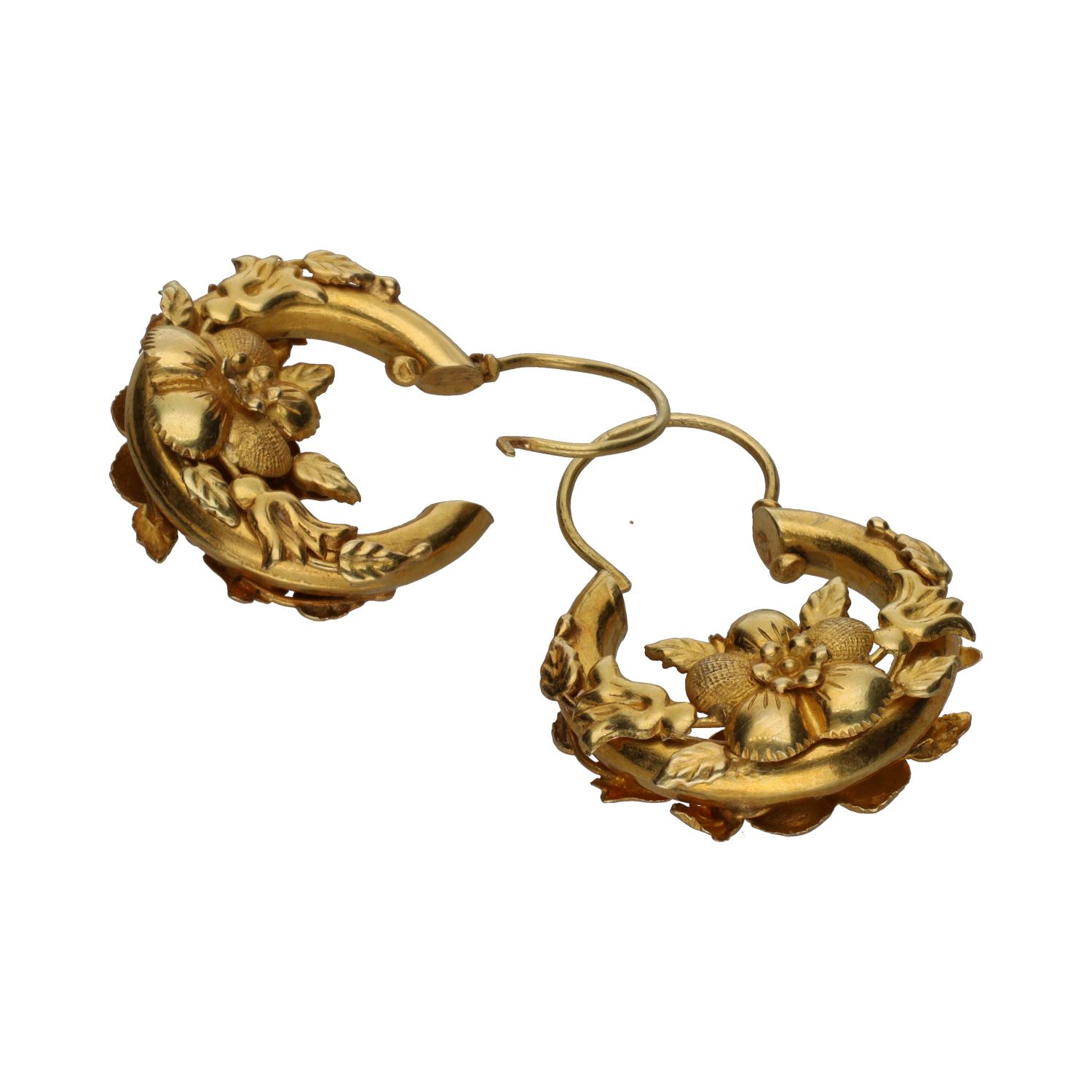 Pendientes florares en oro amarillo.