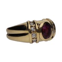 Sortija en oro amarillo con rubí y brillantes. Talla 8.
